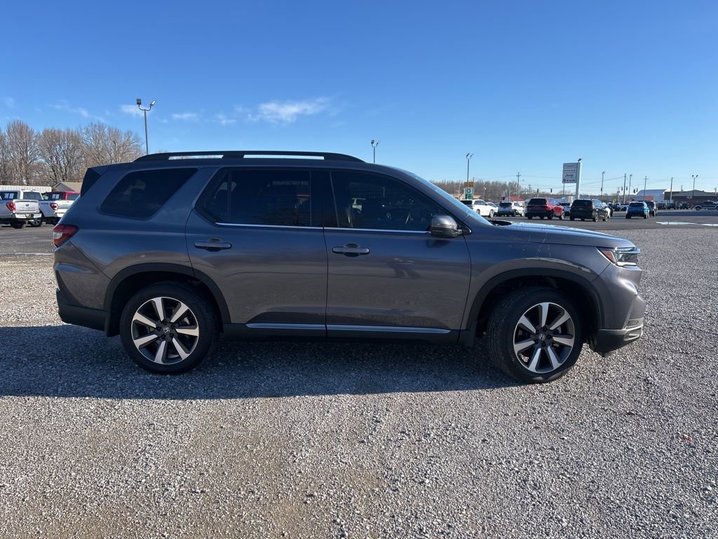 Used 2025 Honda Pilot Touring image 3