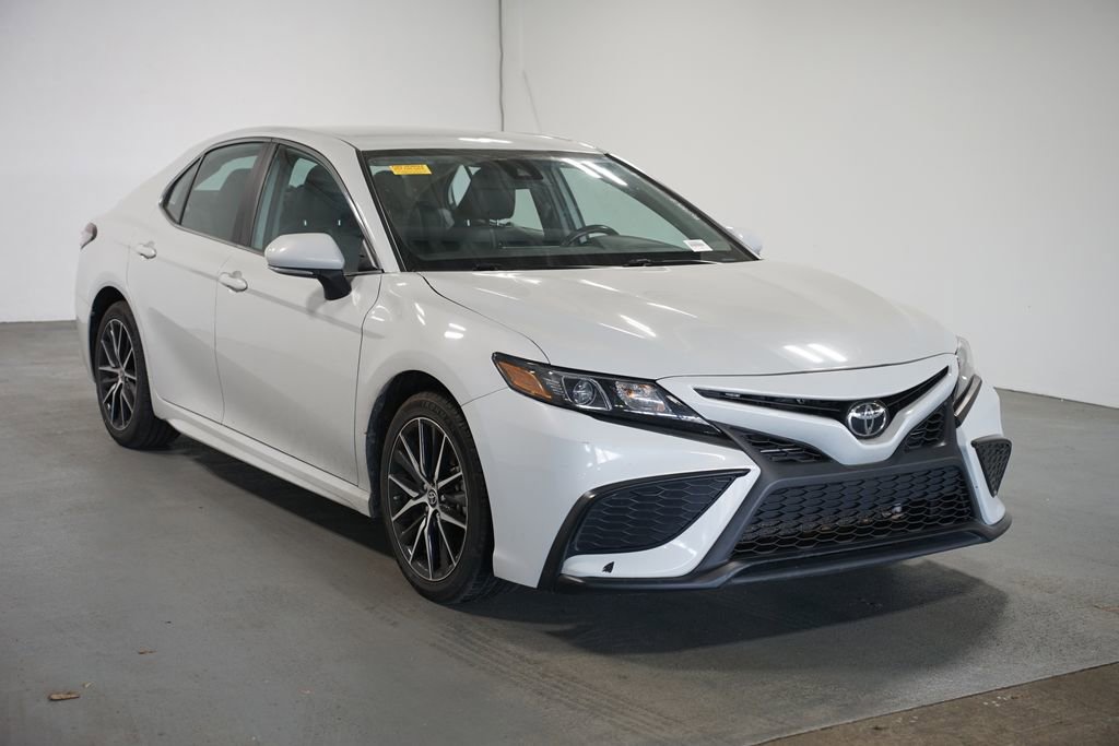 Used 2024 Toyota Camry SE image 3