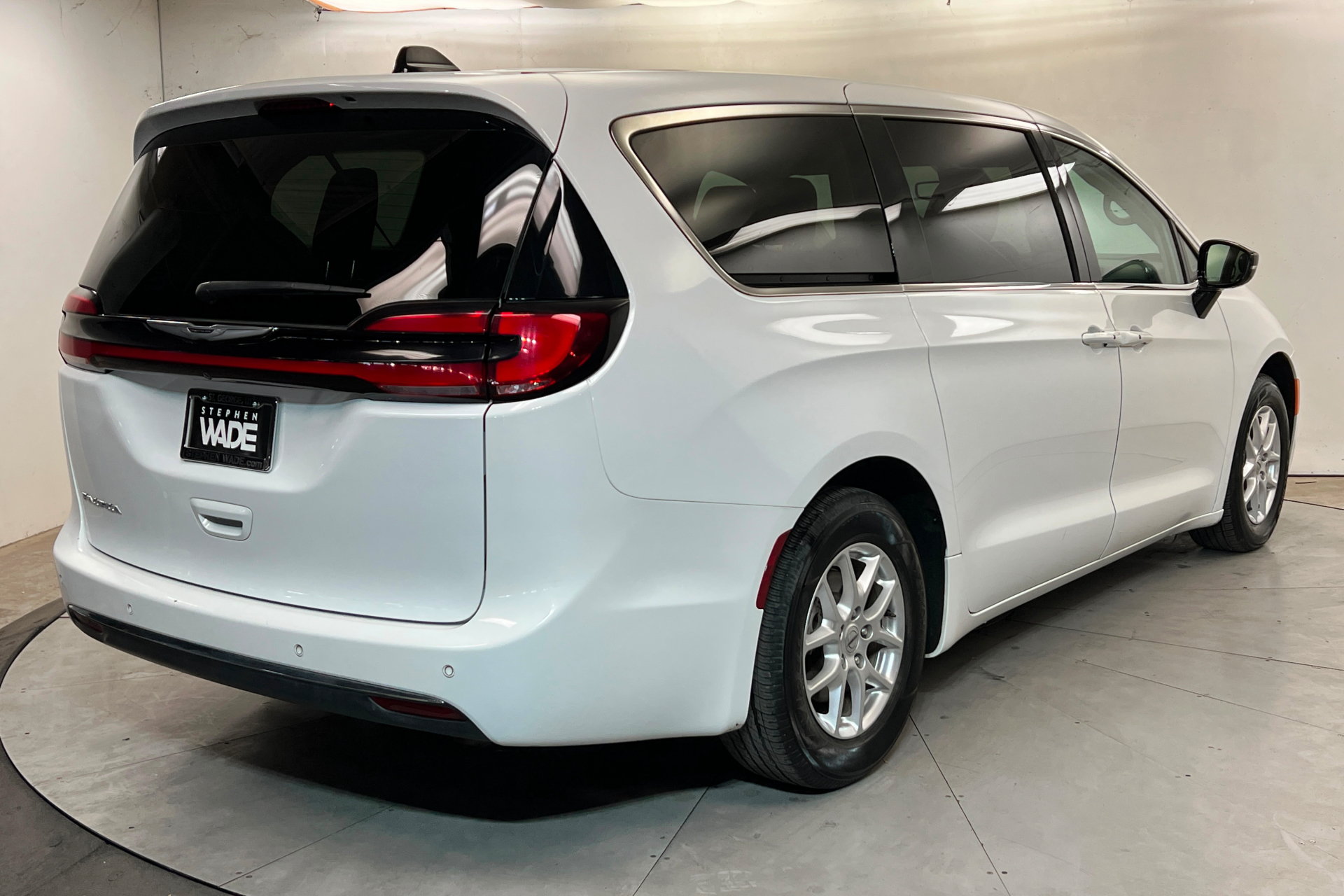 Used 2024 Chrysler Pacifica Touring-L FWD image 6