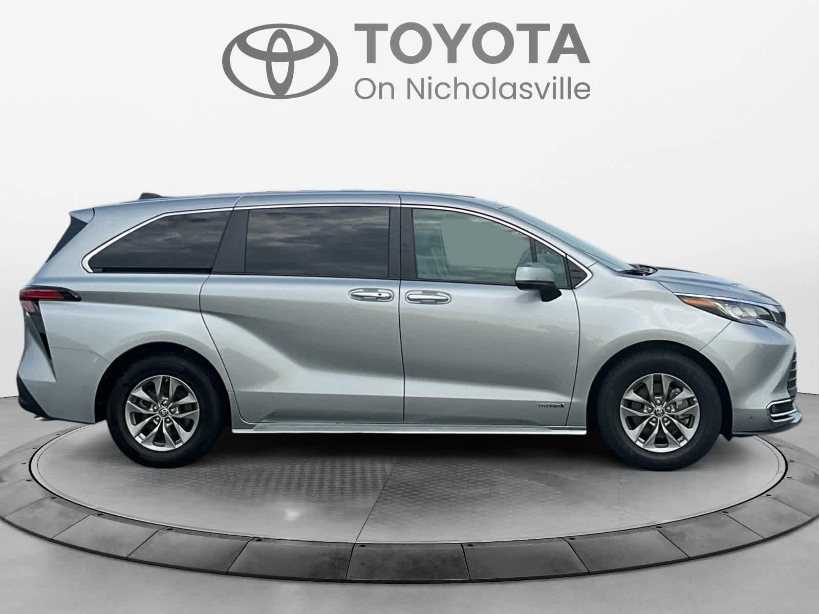Used 2021 Toyota Sienna XLE AWD/4WD image 6