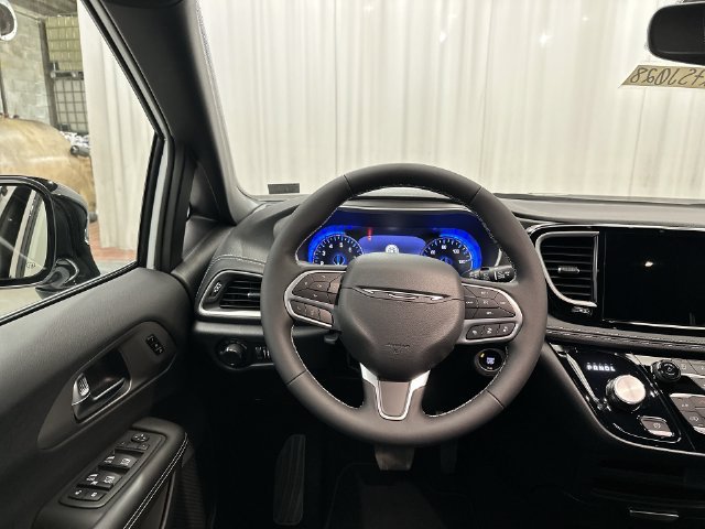 New 2027 Chrysler Pacifica Select AWD/4WD image 14