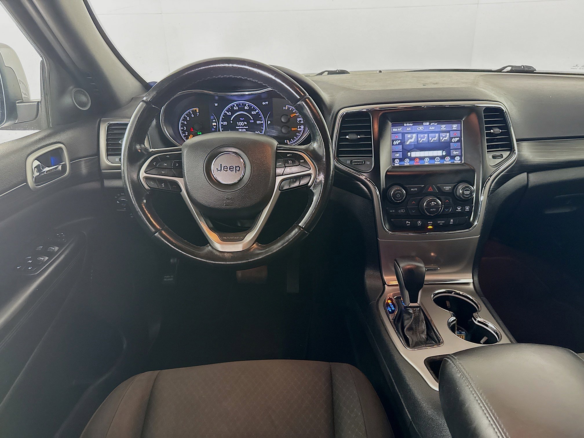 Used 2019 Jeep Grand Cherokee Laredo AWD/4WD image 26