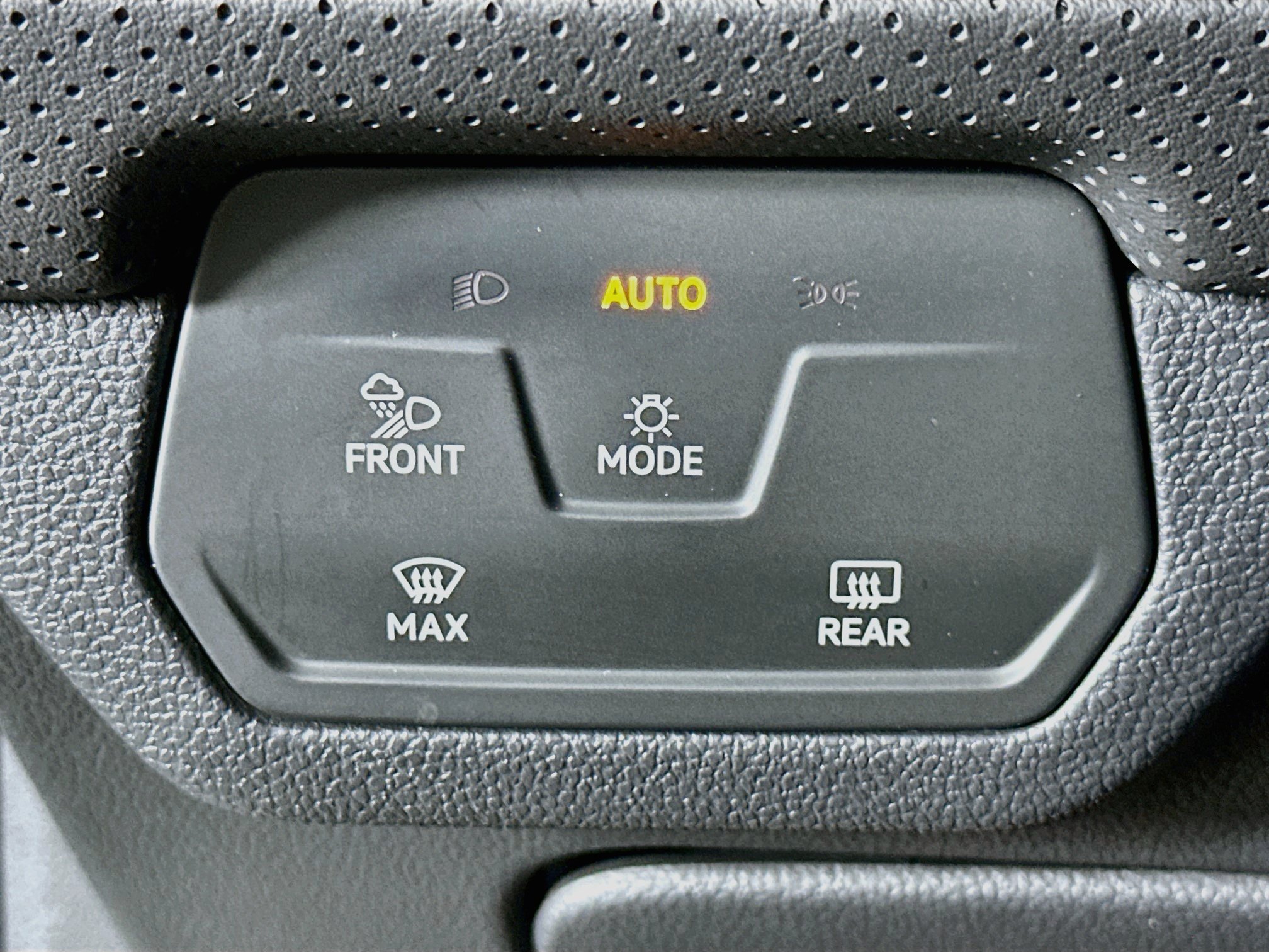 Used 2025 Volkswagen Atlas SE AWD/4WD image 17