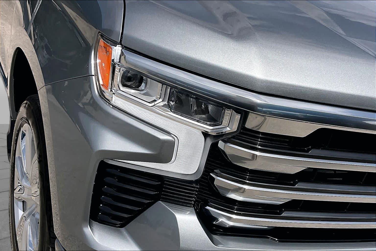 Used 2025 Chevrolet Silverado 1500 High Country w/ High Country Premium Package AWD/4WD image 28