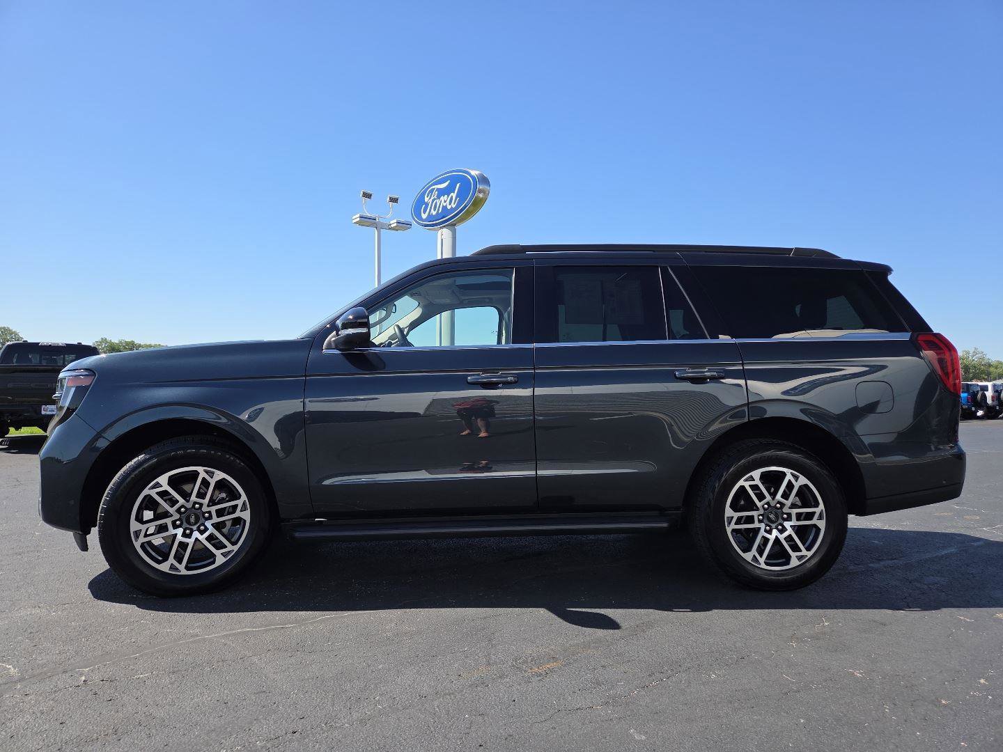 Used 2025 Ford Expedition Active AWD/4WD image 14
