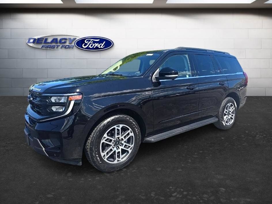 Used 2025 Ford Expedition Active AWD/4WD image 2