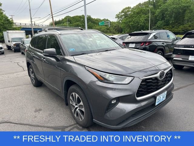 Used 2022 Toyota Highlander XLE AWD/4WD image 1