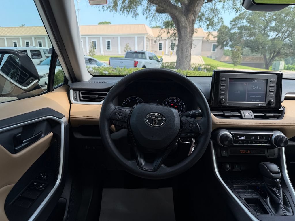 Used 2021 Toyota RAV4 LE FWD image 10