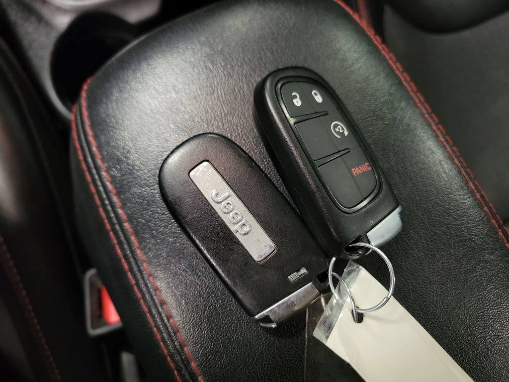 Used 2019 Jeep Cherokee Trailhawk w/ Cold Weather Group AWD/4WD image 17
