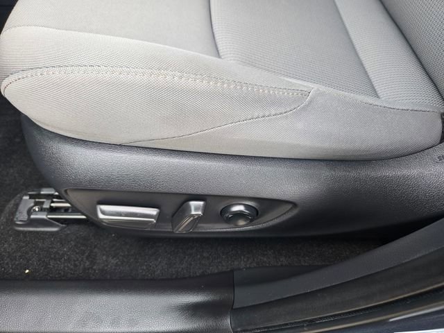 Used 2022 Toyota Venza LE image 13