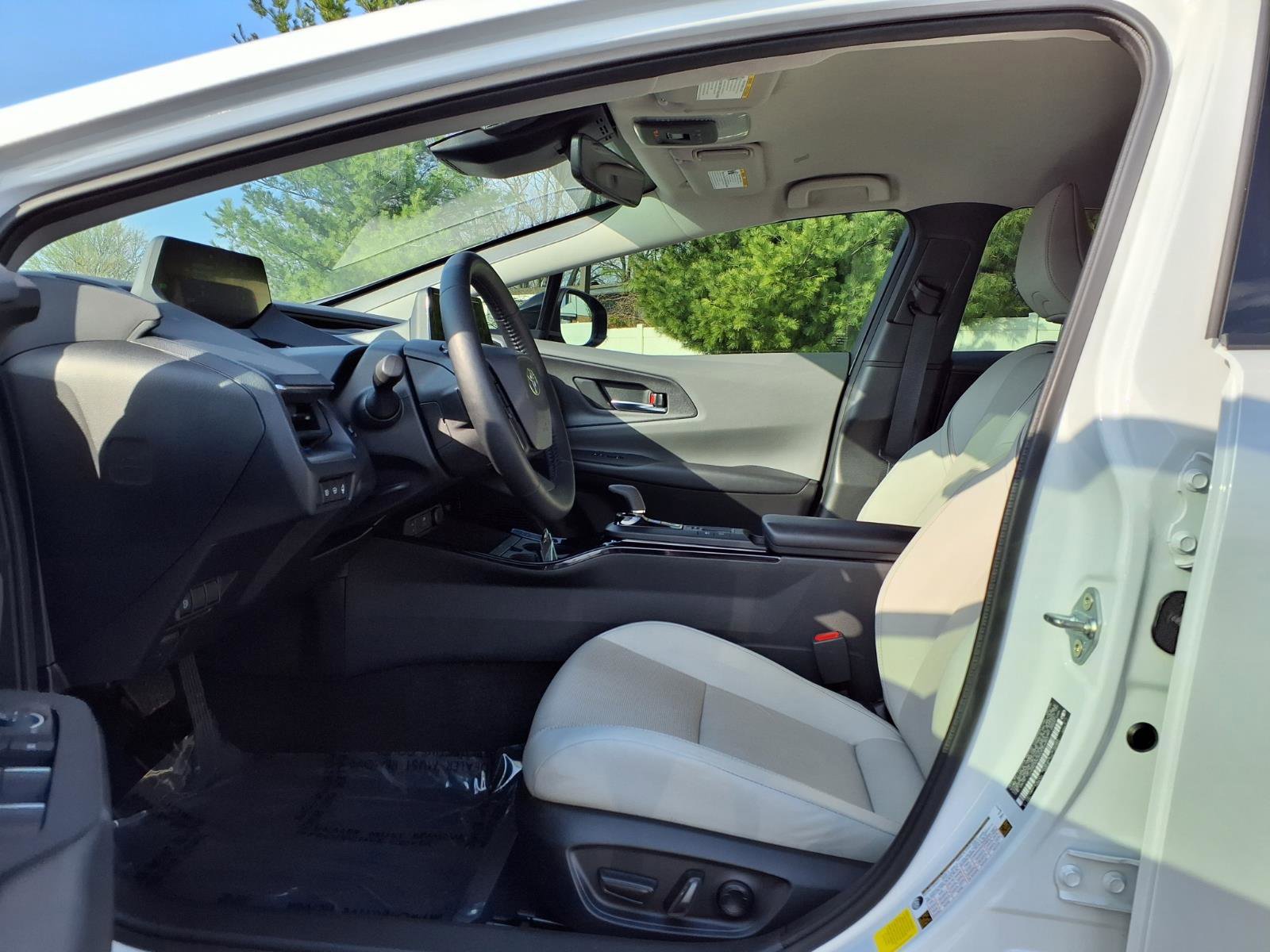 Used 2025 Toyota Prius XLE FWD image 23