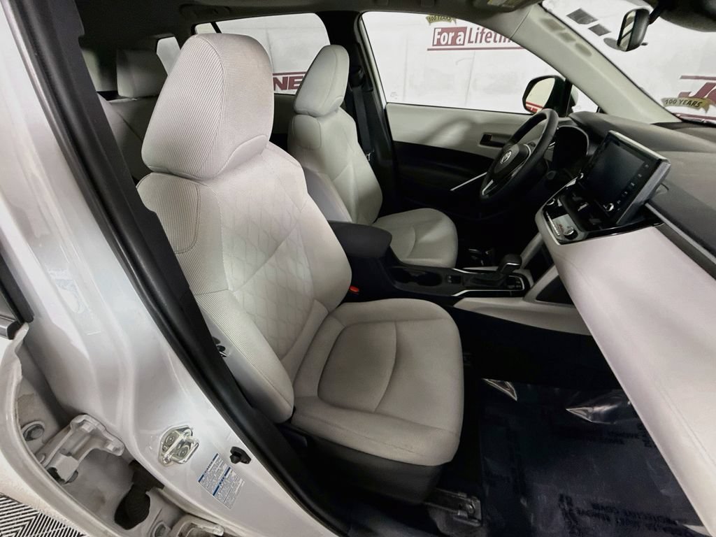 Certified 2022 Toyota Corolla Cross LE w/ Moonroof Package AWD/4WD image 31