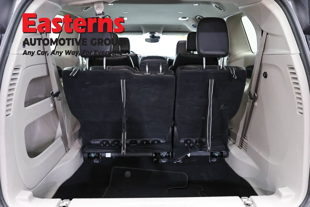 Used 2023 Chrysler Pacifica Touring-L FWD image 9