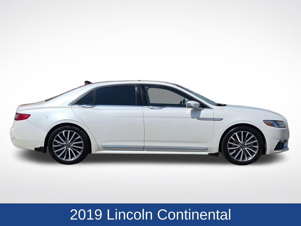 Used 2019 Lincoln Continental Select w/ Continental Climate Package AWD/4WD image 2