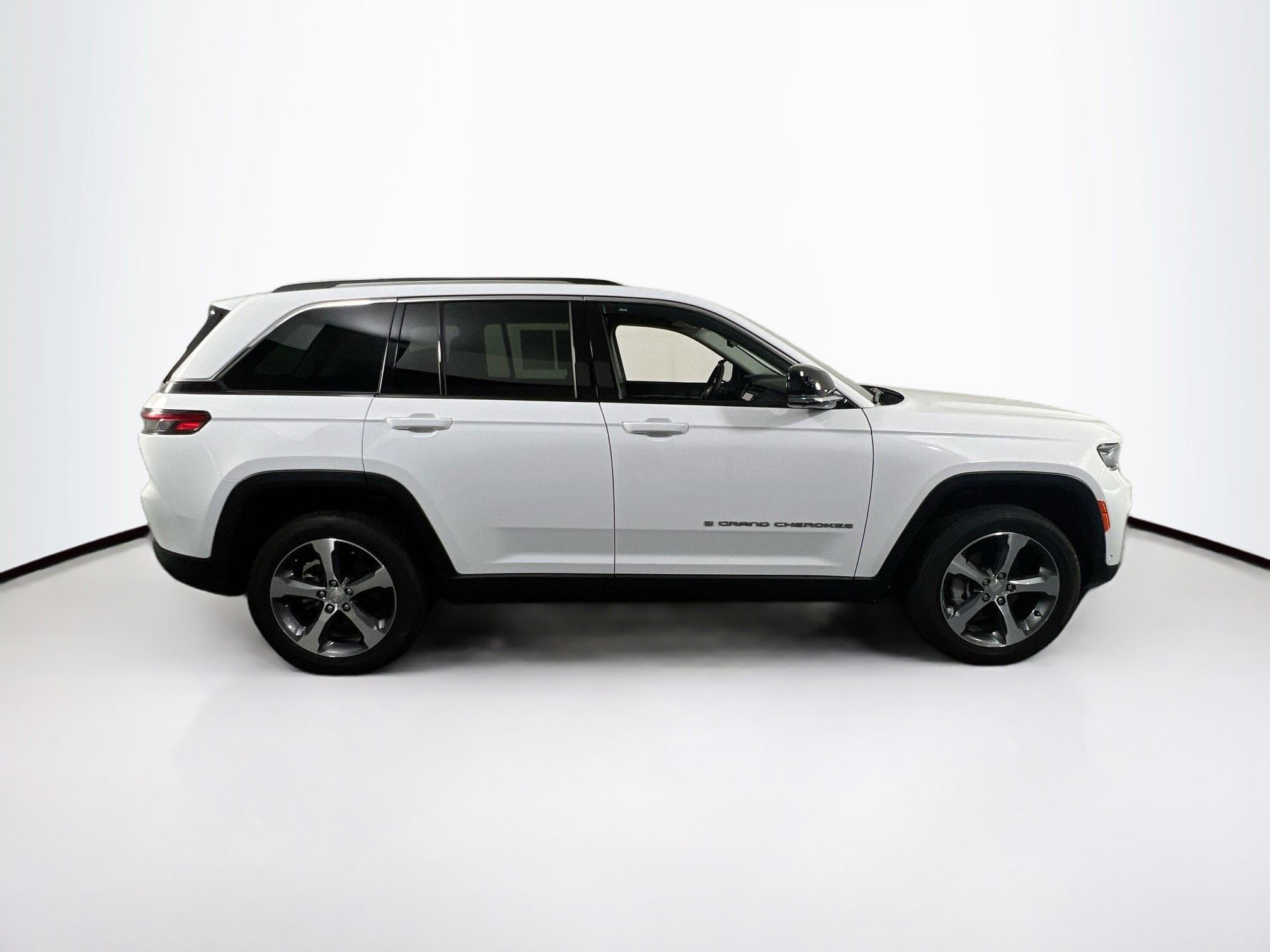 Used 2023 Jeep Grand Cherokee Limited w/ Luxury Tech Group II image 4