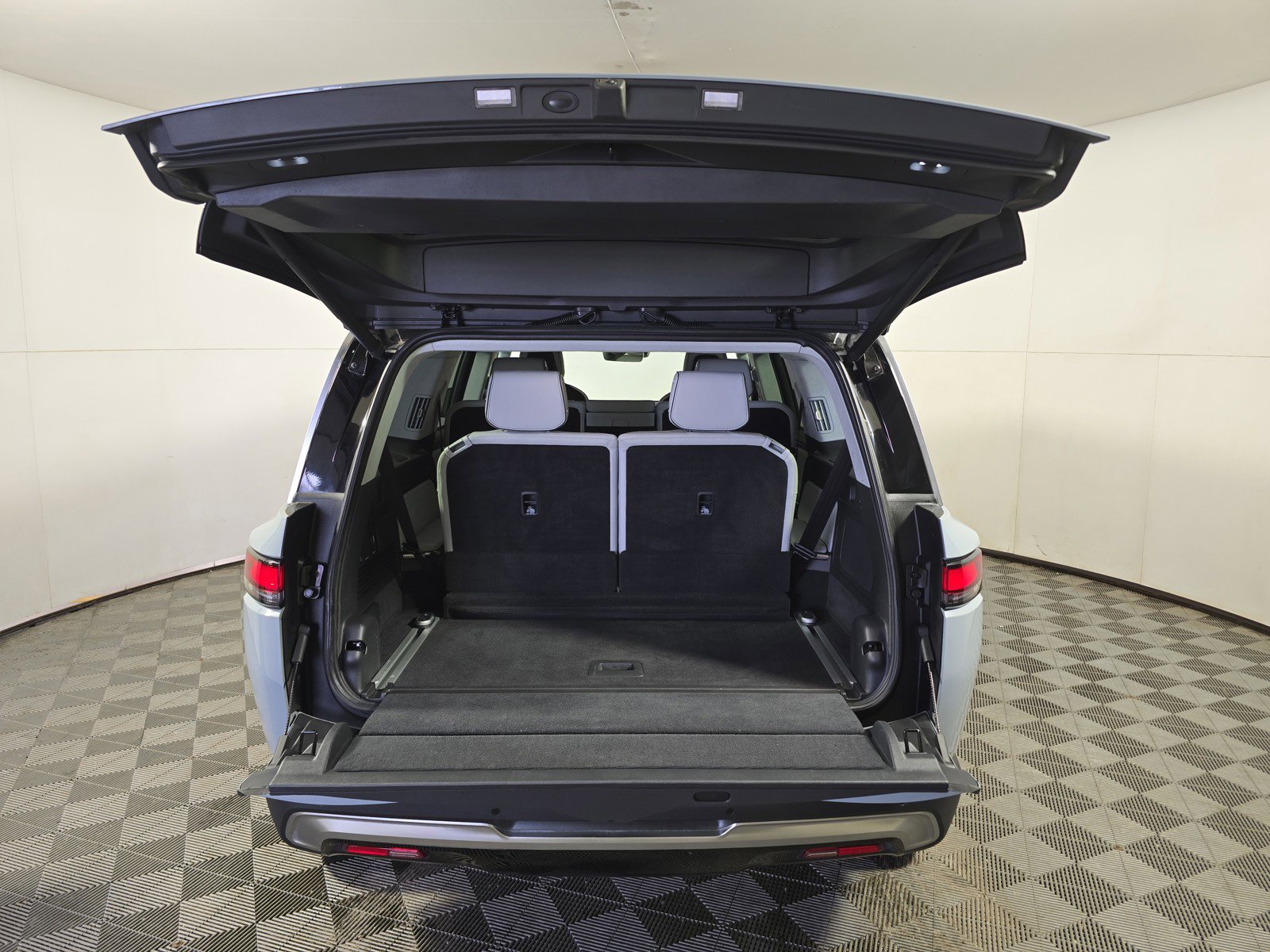 Used 2024 Rivian R1S Adventure AWD/4WD image 15