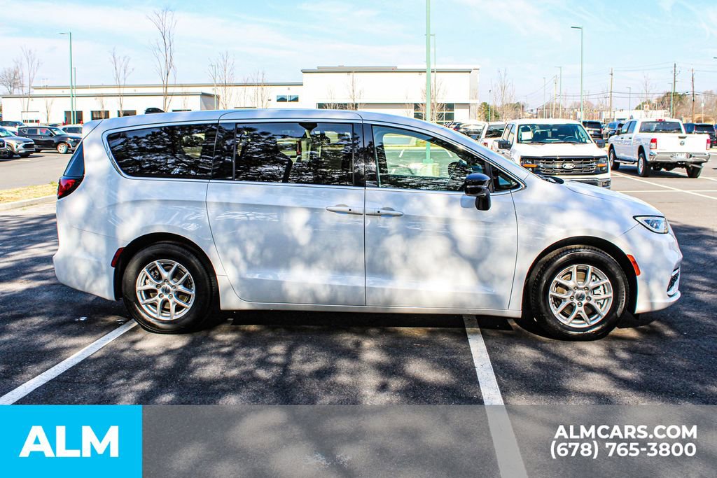 Used 2024 Chrysler Pacifica Touring-L image 9
