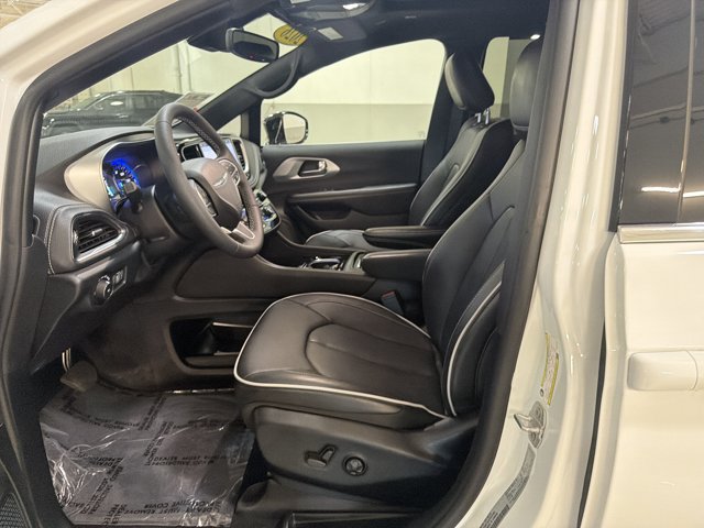 Used 2026 Chrysler Pacifica Limited FWD image 16