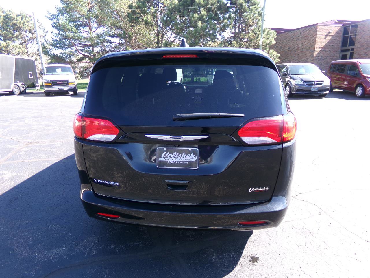 Used 2022 Chrysler Voyager LX FWD image 5