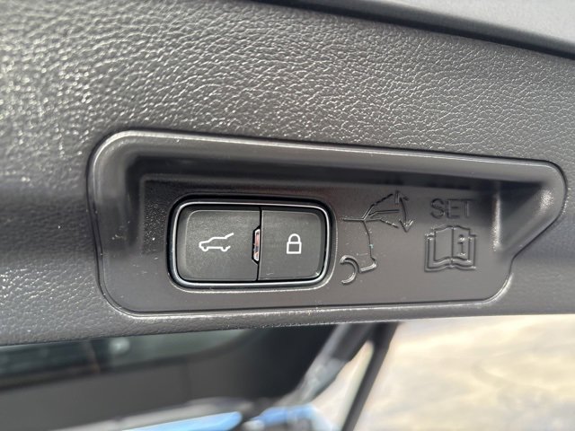 Used 2022 Ford Explorer XLT image 16