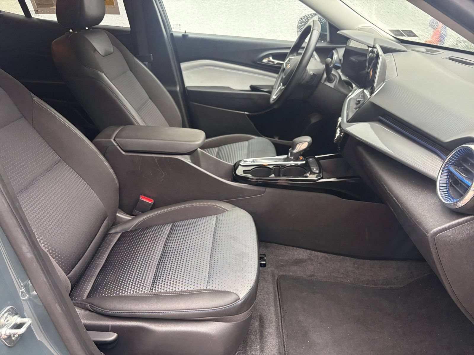 Used 2025 Chevrolet Trax LT w/ LT Convenience Package FWD image 25