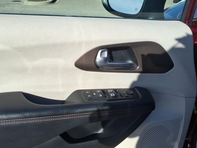 Used 2017 Chrysler Pacifica Touring image 10