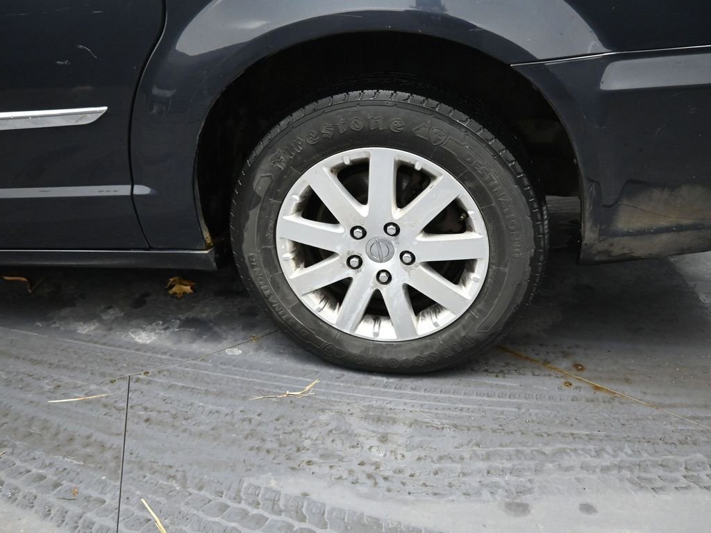 Used 2013 Chrysler Town & Country Touring image 14