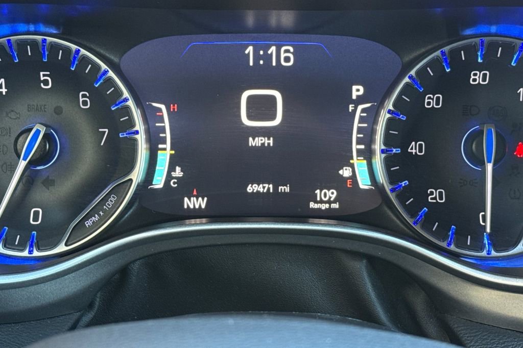 Used 2023 Chrysler Pacifica Touring-L image 38