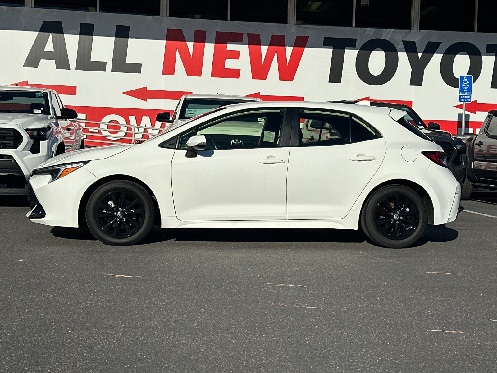 Used 2023 Toyota Corolla SE FWD image 2