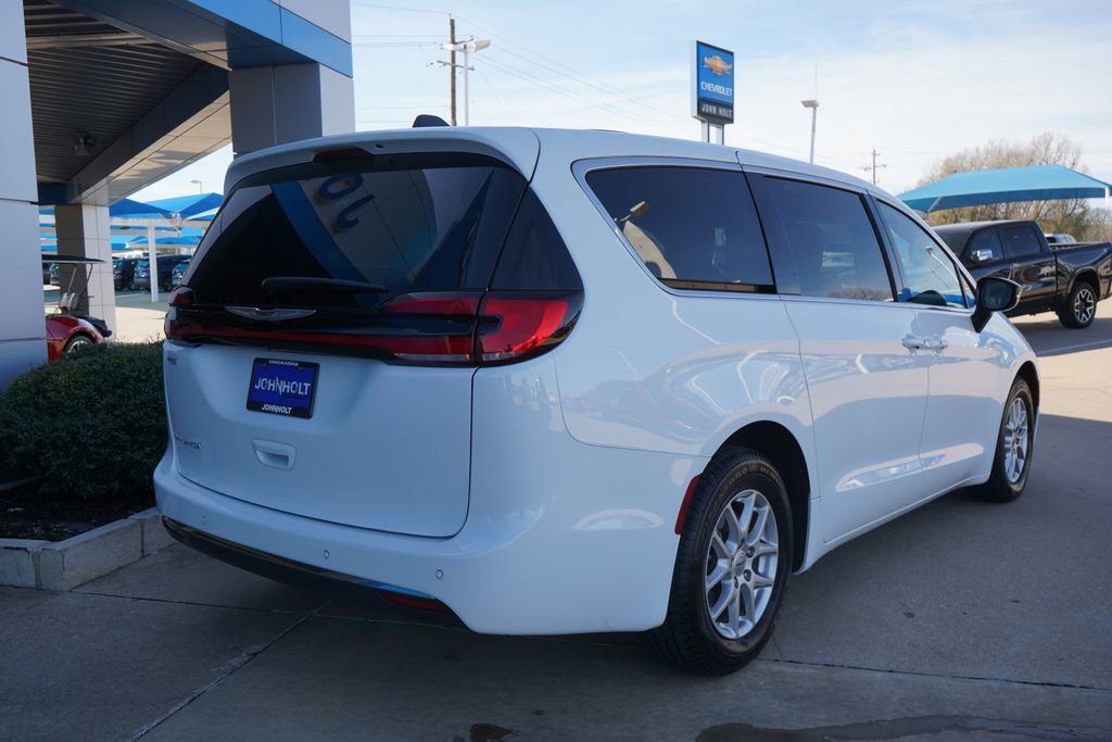 Used 2025 Chrysler Pacifica Select FWD image 9