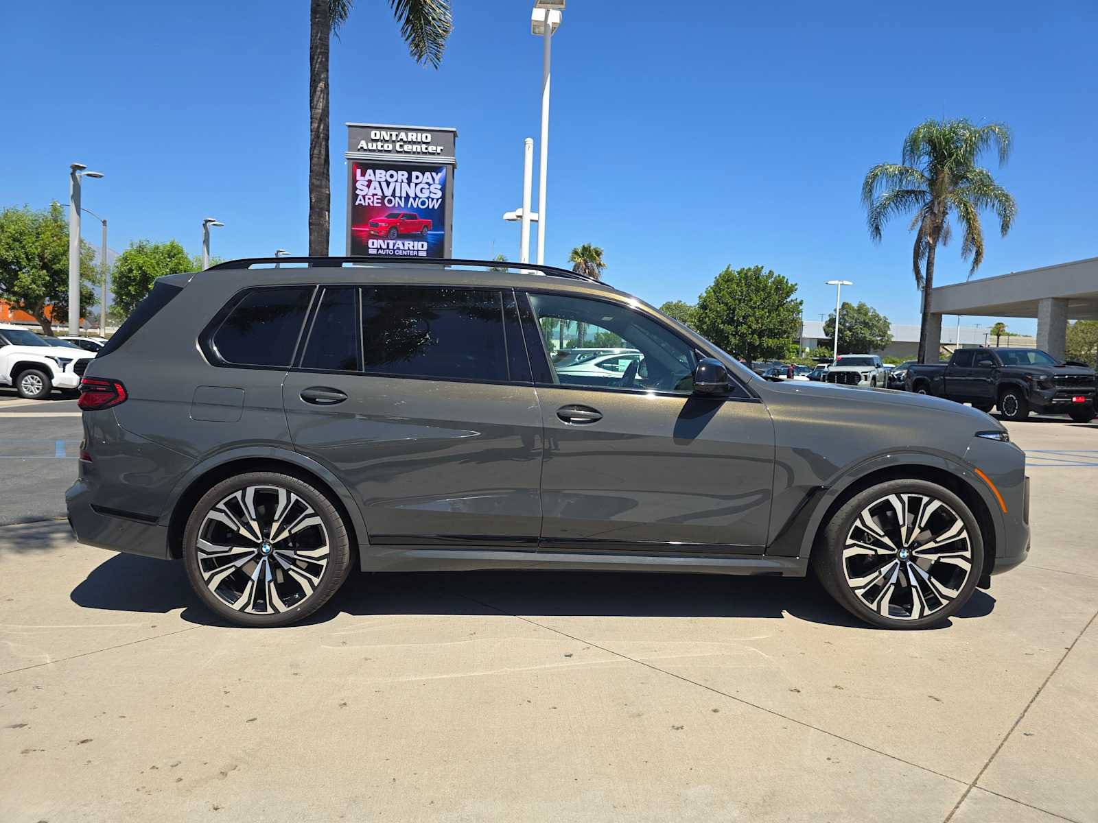 Used 2024 BMW X7 M60i w/ Executive Package AWD/4WD image 2