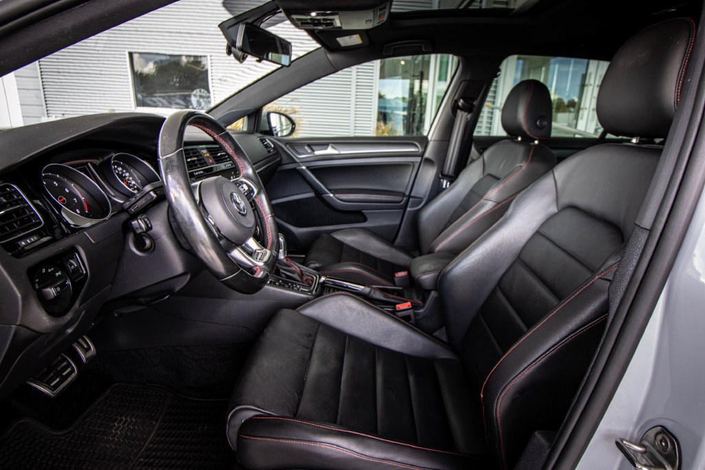 Used 2019 Volkswagen GTI SE FWD image 25