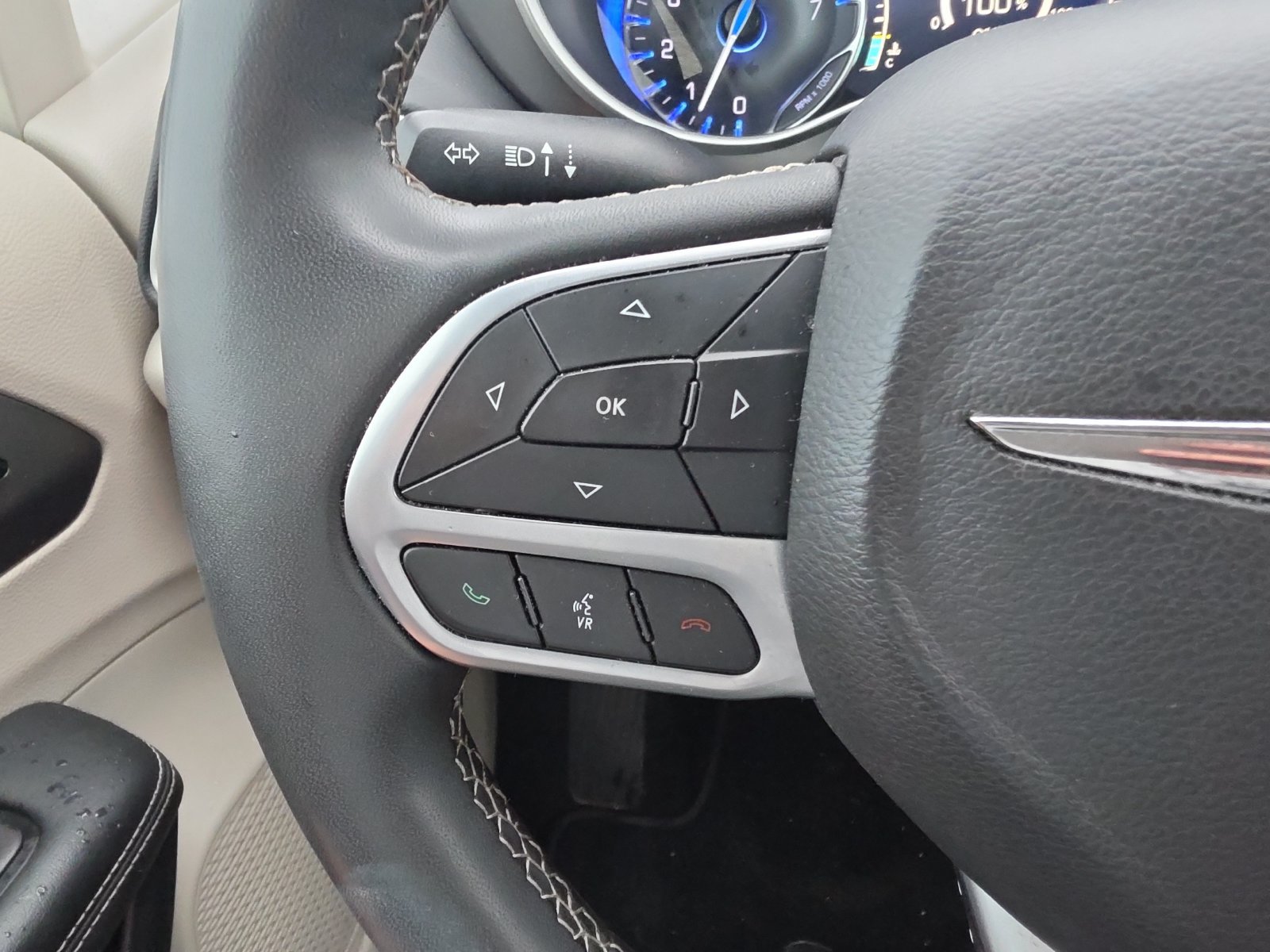 Used 2024 Chrysler Pacifica Touring-L FWD image 21