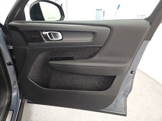 Used 2022 Volvo XC40 P8 Recharge Ultimate image 34
