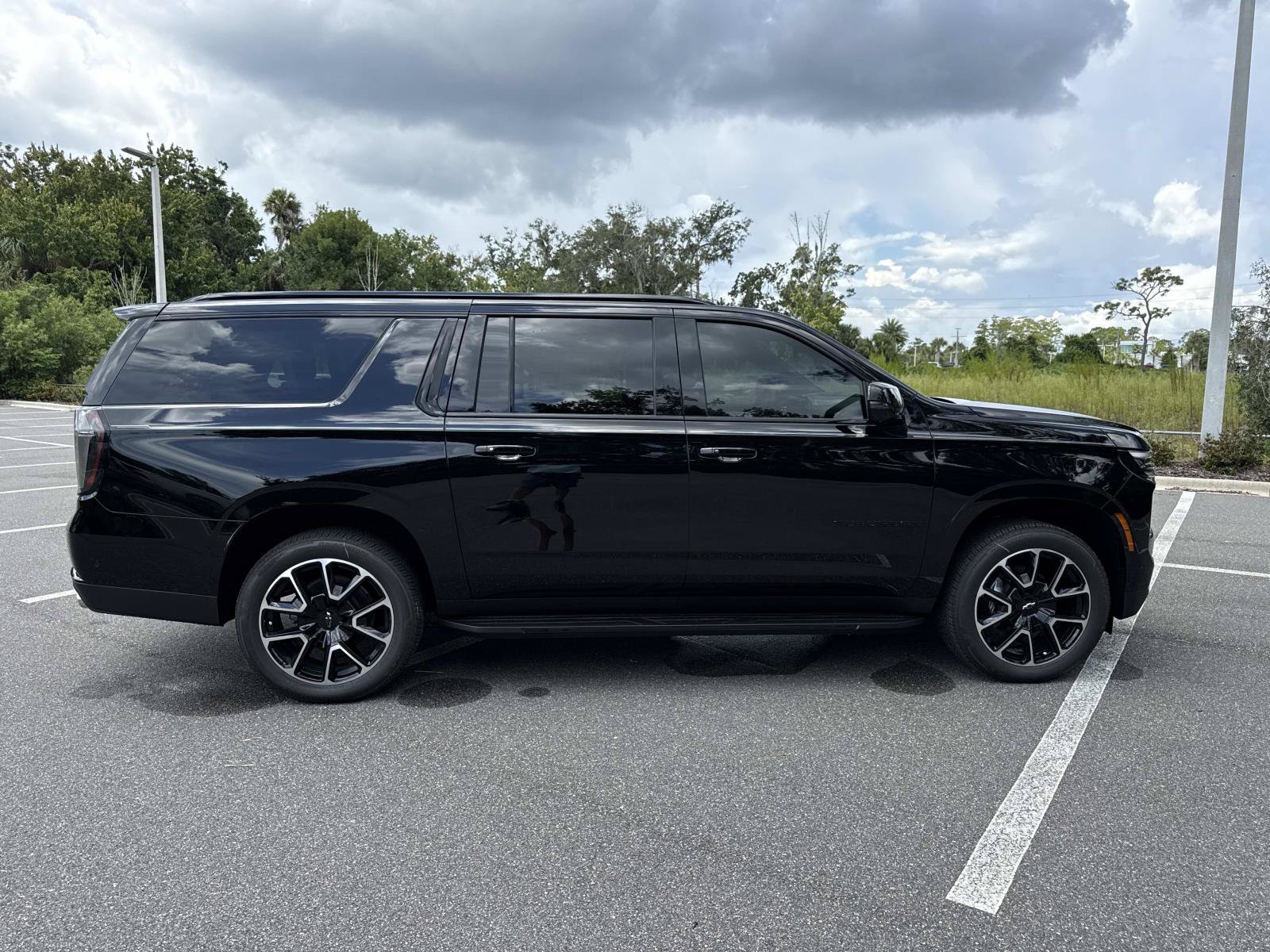 New 2026 Chevrolet Suburban RST w/ RST Capability Package AWD/4WD image 2
