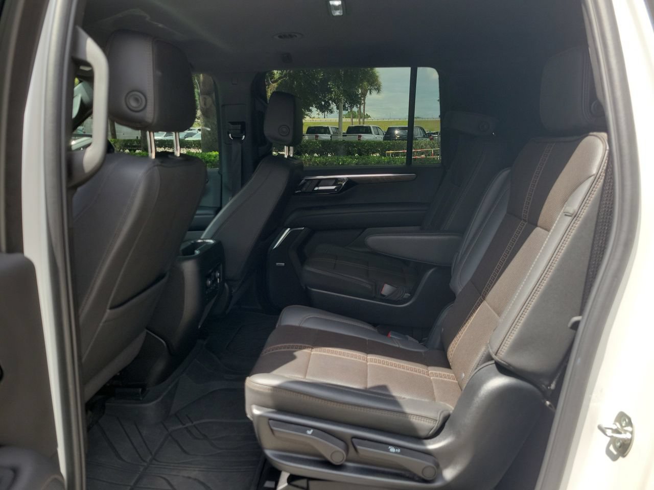 Used 2025 Chevrolet Suburban High Country RWD image 10