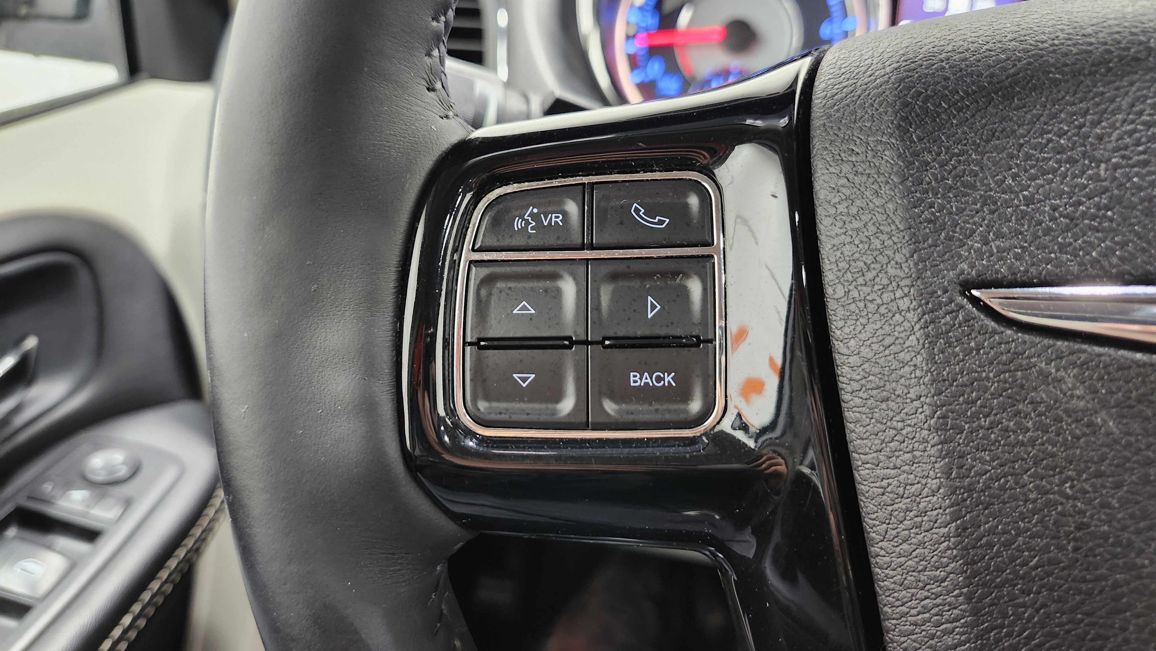 Used 2014 Chrysler Town & Country Touring-L image 36
