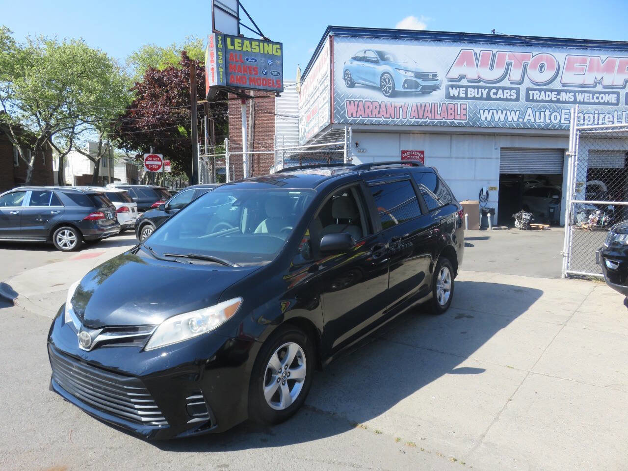 Used 2018 Toyota Sienna LE FWD image 2