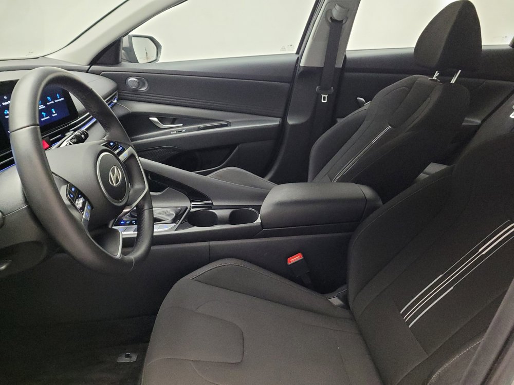Used 2025 Hyundai Elantra SEL image 17