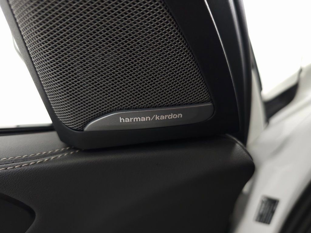 Used 2025 BMW X7 M60i w/ Climate Comfort Package image 17