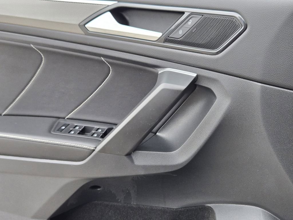 Used 2023 Volkswagen Tiguan SE R-Line image 30