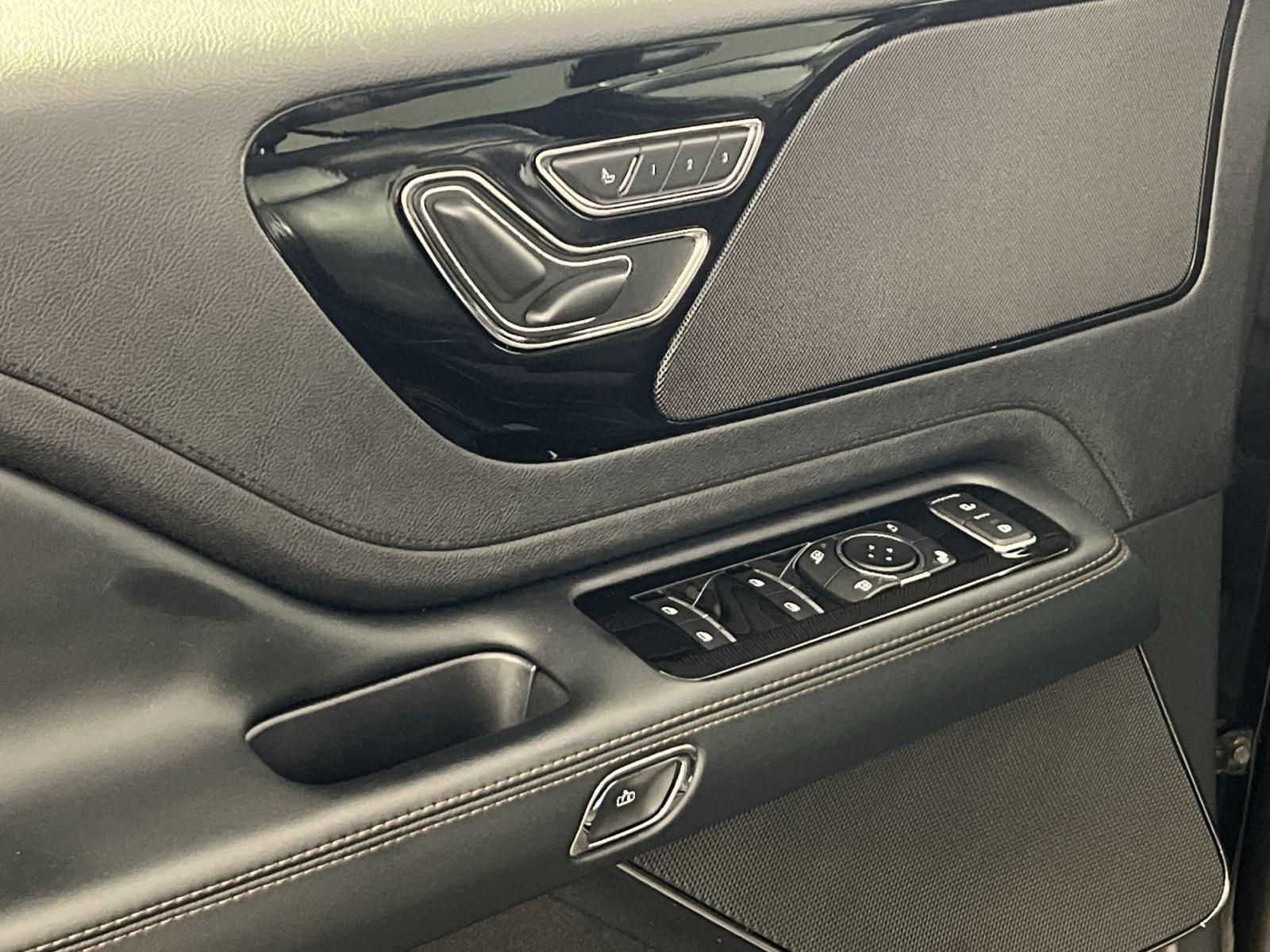 Used 2025 Lincoln Aviator AWD image 16