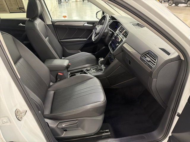 Used 2023 Volkswagen Tiguan SE image 9
