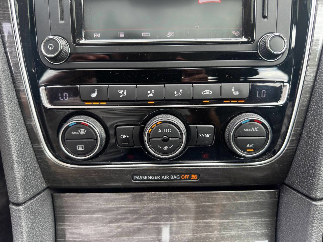 Used 2017 Volkswagen Passat 1.8T SEL Premium image 29