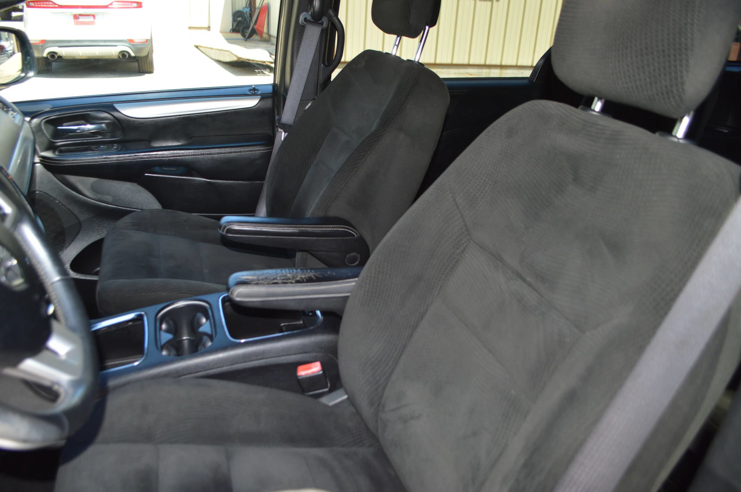 Used 2016 Dodge Grand Caravan SXT w/ UConnect Hands-Free Group FWD image 14