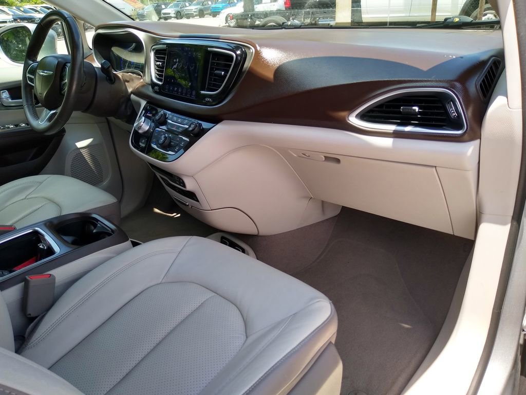 Used 2019 Chrysler Pacifica Touring-L Plus w/ Advanced Safetytec Group FWD image 11