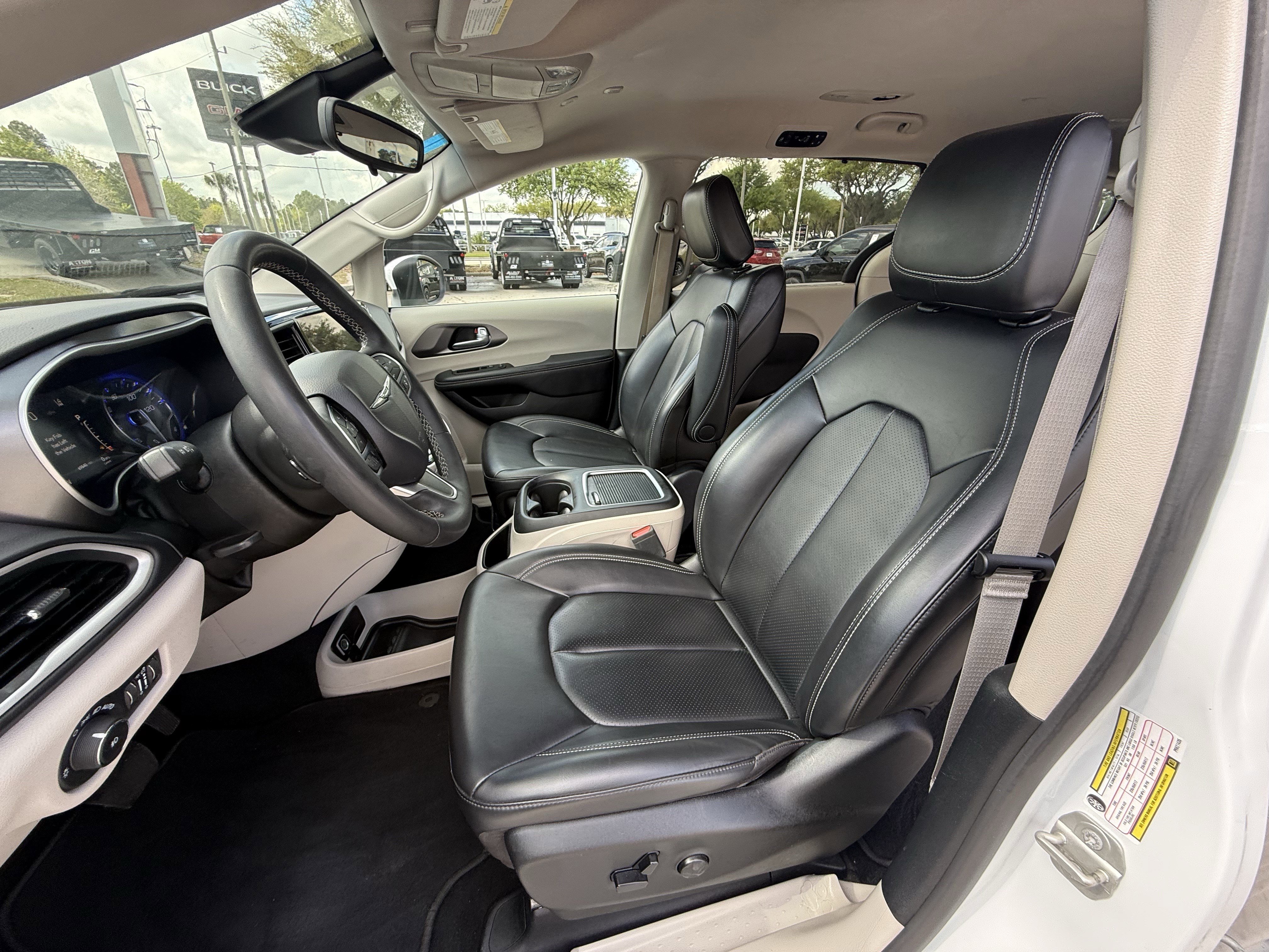 Used 2023 Chrysler Pacifica Touring-L image 26