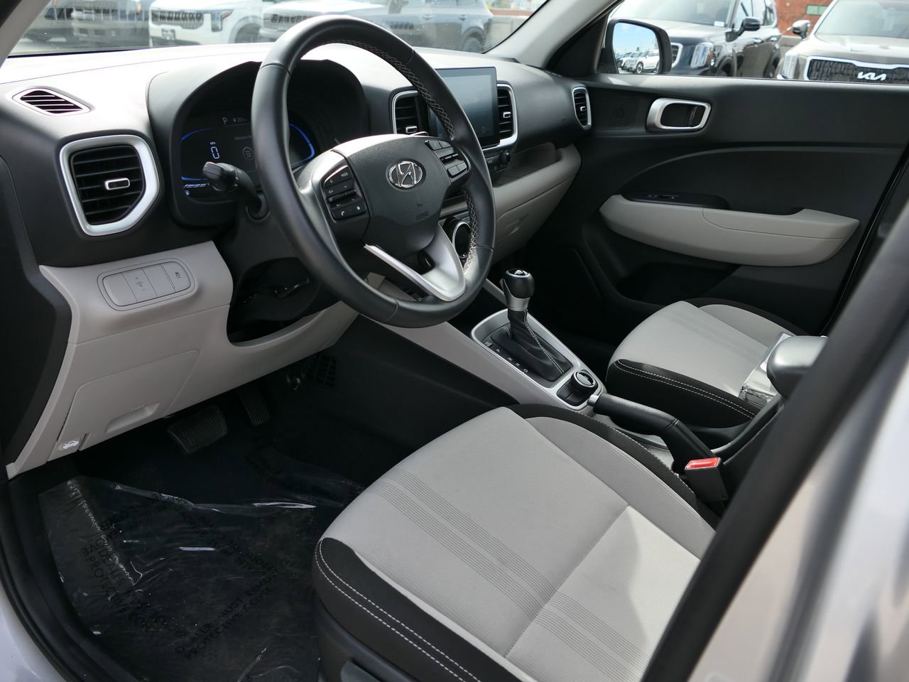 Used 2025 Hyundai Venue SEL image 11