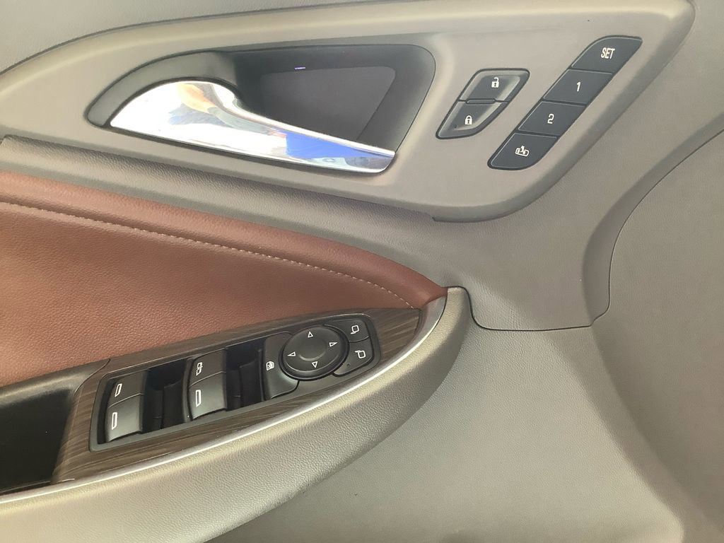 Used 2018 Chevrolet Malibu Premier w/ Premier Sun and Wheel Package FWD image 12