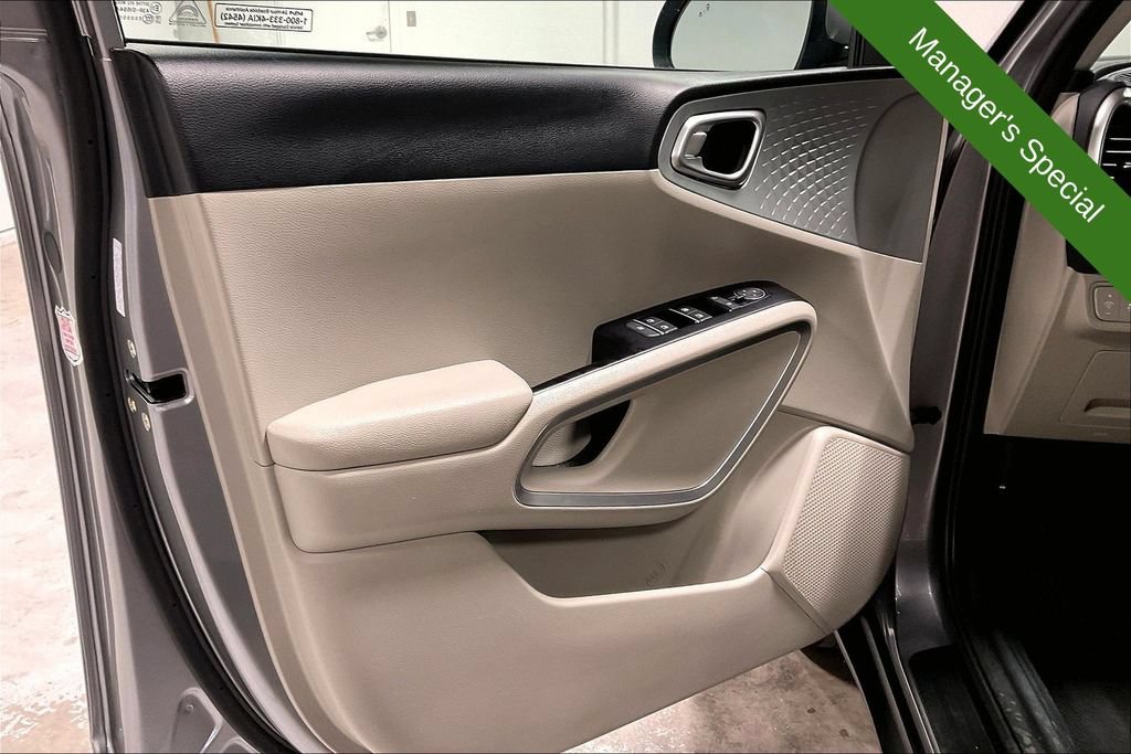 Used 2025 Kia Soul LX w/ LX Technology Package FWD image 21